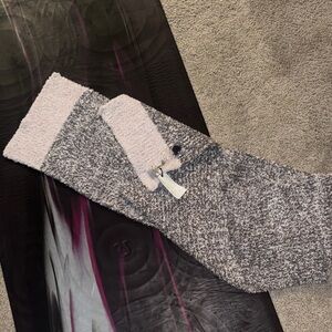 NWT Barefoot Dreams Gray and Cream scarf/ wrap